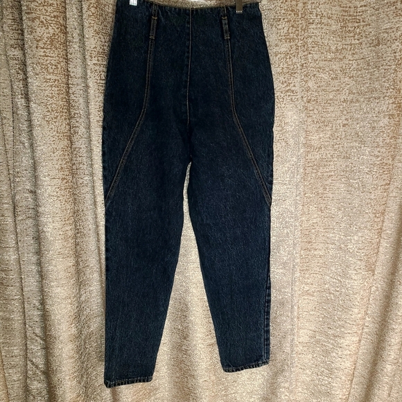 Vintage High Rise Jeans with Tapered Legs and Relaxed Fit - Picture 5 of 9